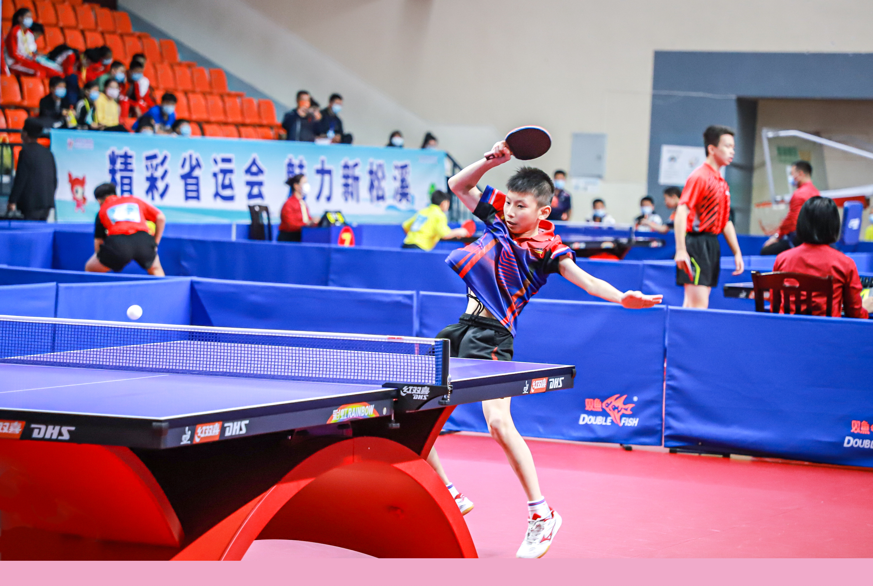 通过其奋力 通过其奋力